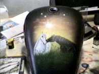 Motorradtank mit Pferden